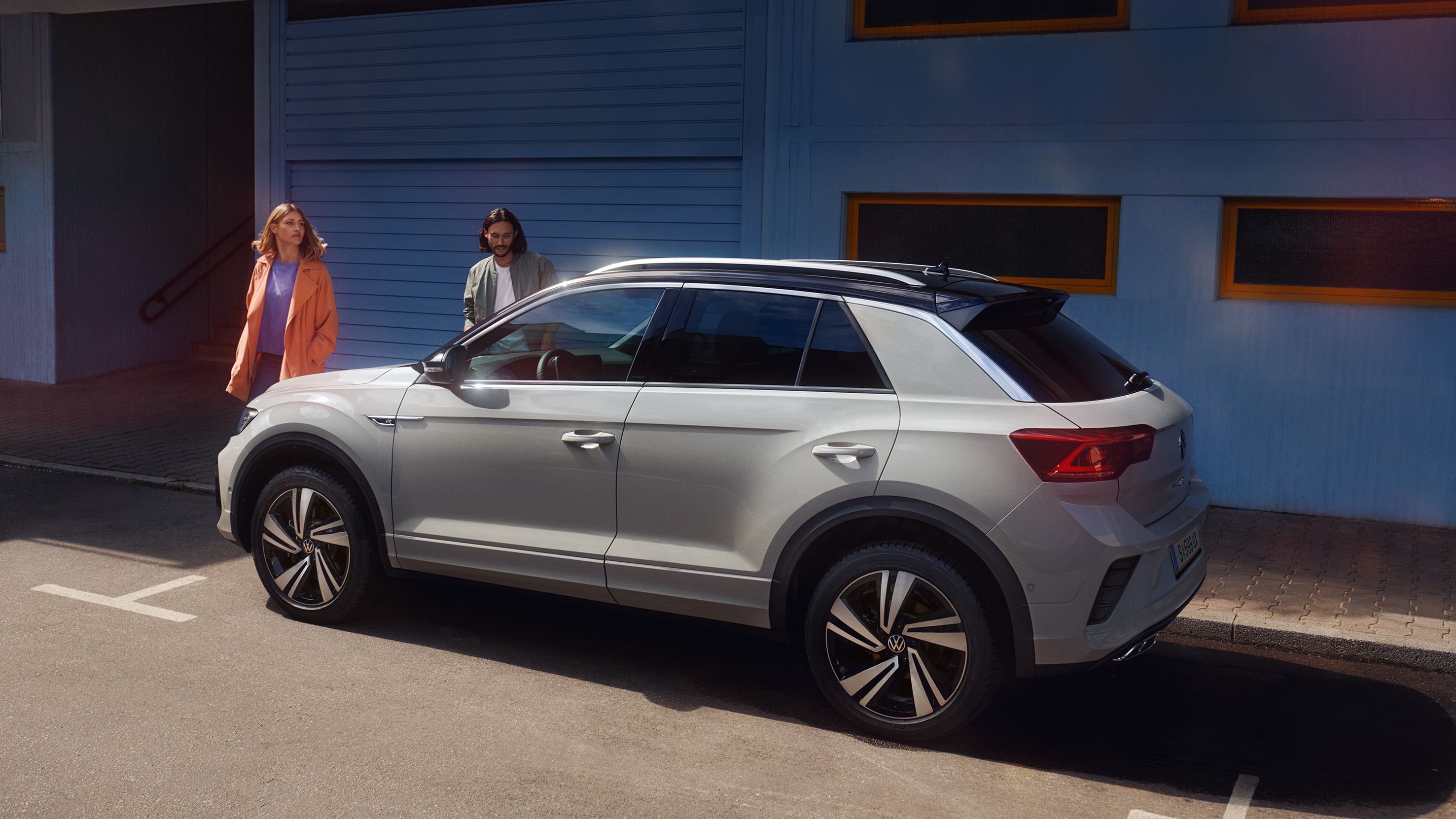 VW T-Roc R-Line parkt an einer Straße