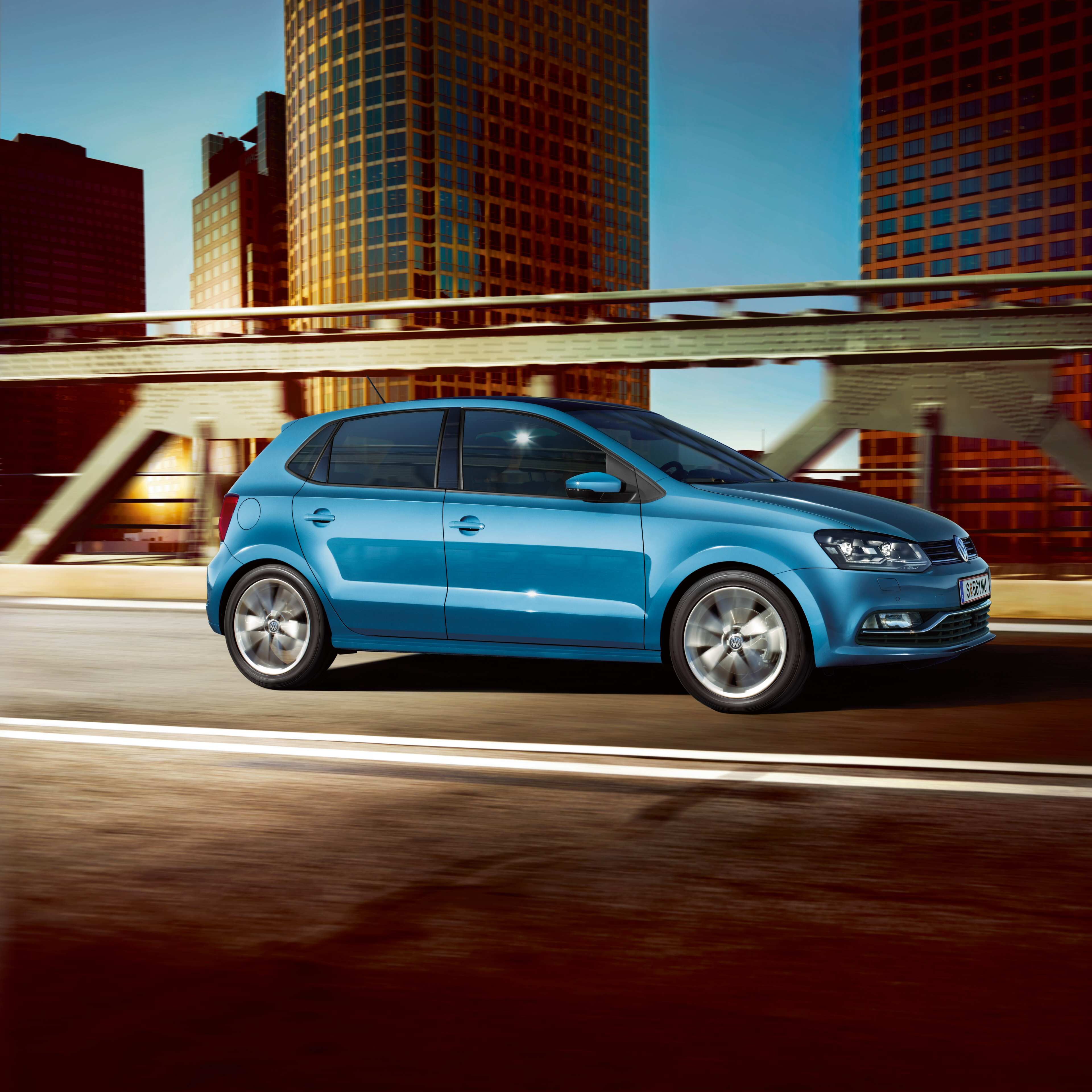 vw polo blau stadt seitenansicht brücke
