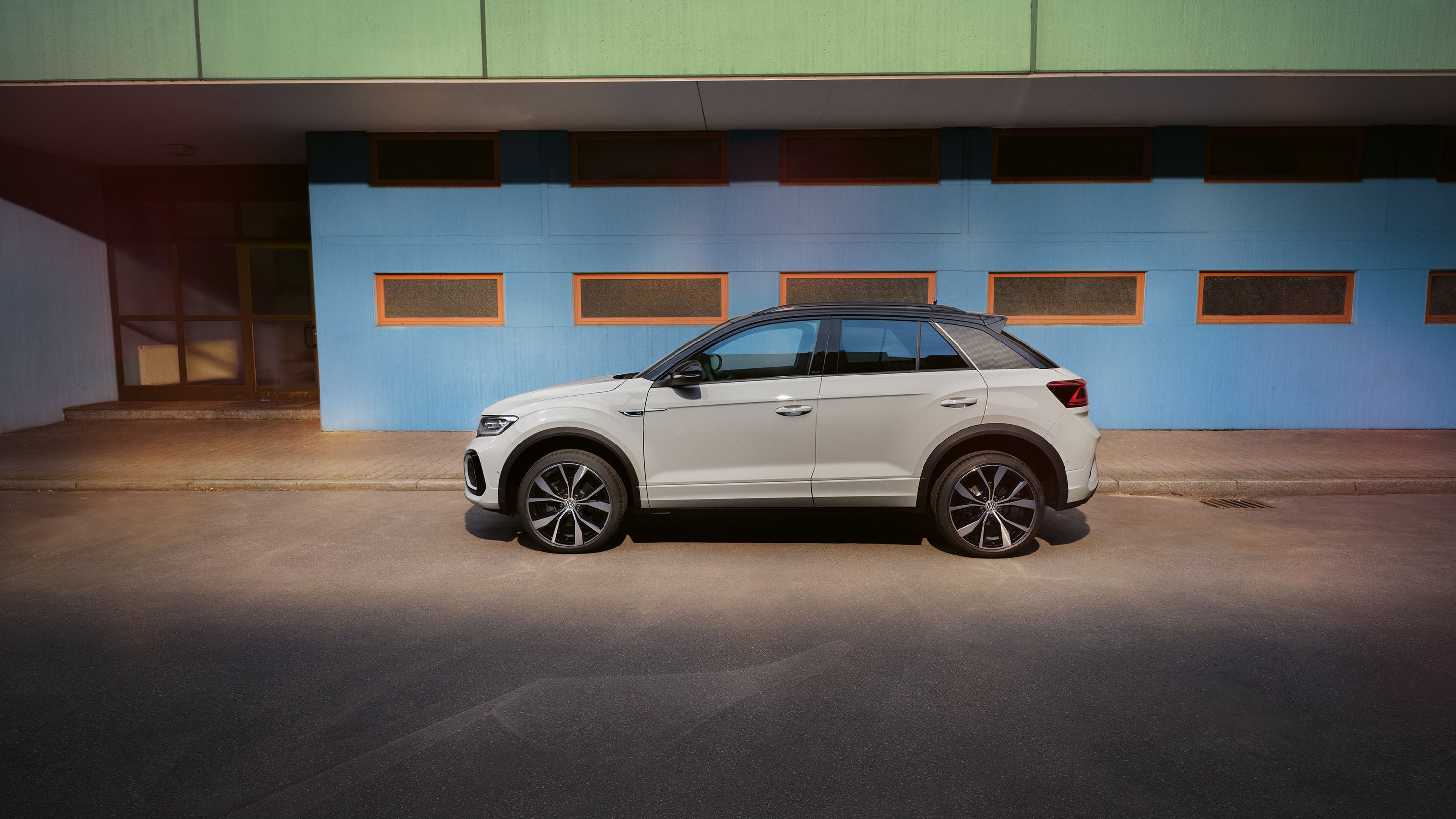 VW T-Roc R-Line in Pure White, seitliche Ansicht
