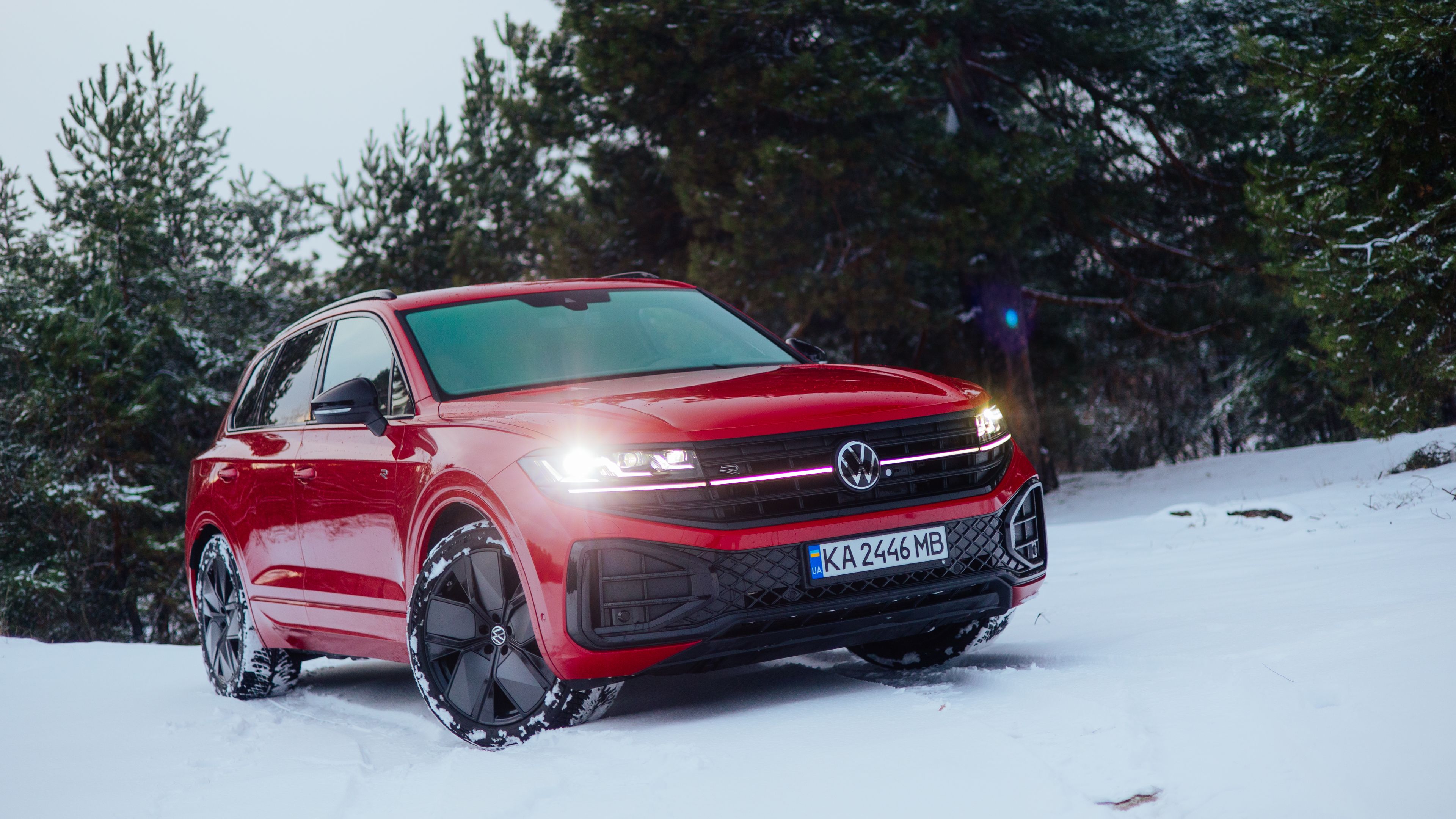 Blick auf die Front des VW Touareg R-Line mit HD-Matrix-Scheinwerfern.