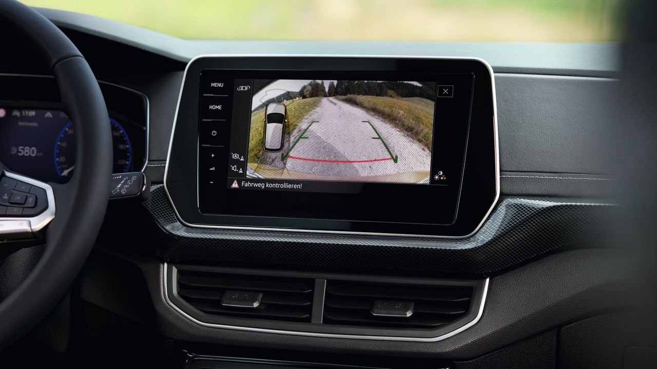 Grafik zeigt die Ansicht der Rückfahrkamera im Display des Infotainment-Systems im VW T-Cross.