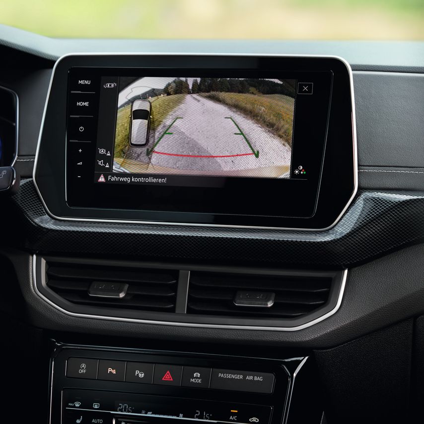 Grafik zeigt die Ansicht der Rückfahrkamera im Display des Infotainment-Systems im VW T-Cross.