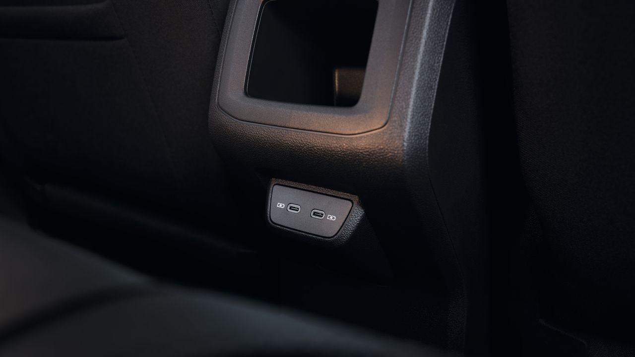 Detailansicht der USB-Anschlüsse an der Mittelkonsole für die Rücksitze in einem VW T-Cross.